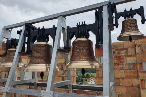 Poświęcenie dzwonów i krzyży na sygnaturce i hełmie wieży kościoła