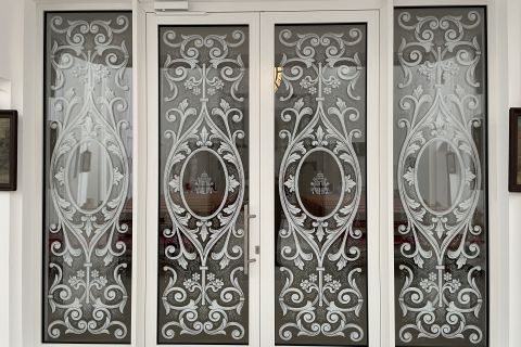 Witraże i przeszklenia do kaplicy św. Jana Pawła II i pod chórem.