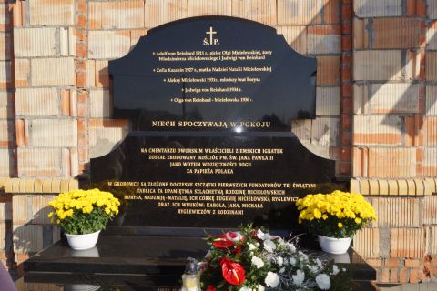 Ksiądz Abp Edward Ozorowski odprawił Mszę św. odpustową i poświęcił grobowiec i tablice pamiatkowe w Ignatkach - Osiedle